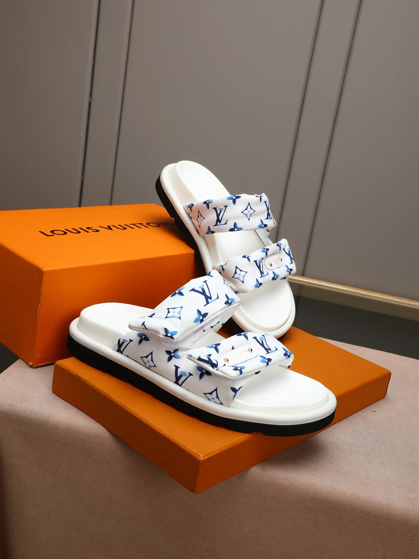 PP360 [LOUIS VUITTON] Louis Vuitton, LV printing, men's and women's slippers are on the market. The drawer box packaging comes with a cloth bag and a card. The upper pattern looks very soft and waxy, and it is a super versatile leg slimming tool. Fabric: imported denim/canvas/old fabric, LV hardware LOGO, official website pattern printing, comfortable to wear, feet: high-elastic PU water table. Sole: foam sole, heel height: about 5cm. Code number: 35-46, 35, 45, 46 are custom-made and non-returnable. Color: multiple colors and styles available.